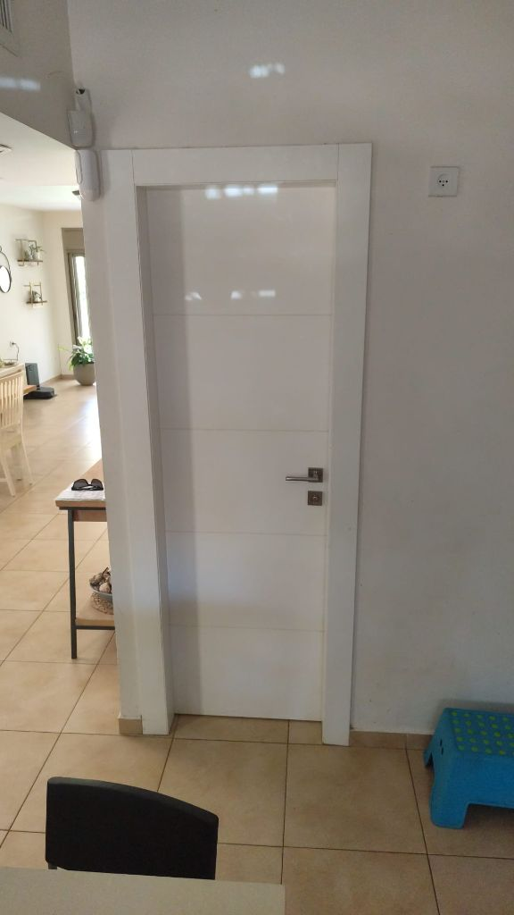 לפני: דלת לבנה